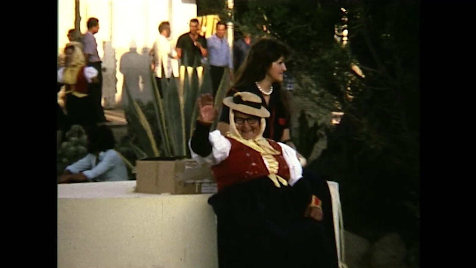 Desfile de grupos folklóricos de Canarias en Arrecife (c. 1975) en VIDEOS 
