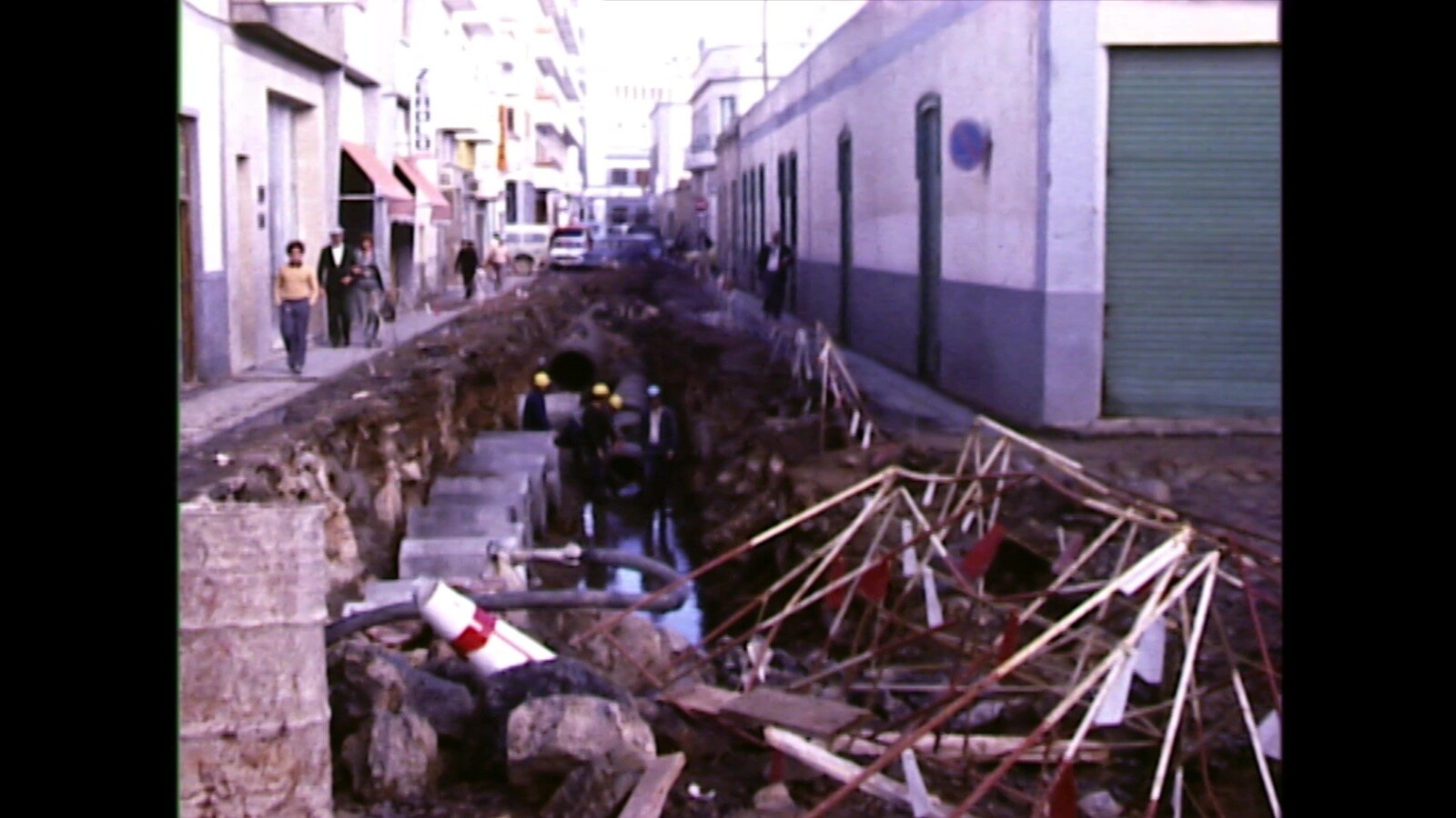 Instalación de tuberías en Arrecife (c. 1975) en VIDEOS 