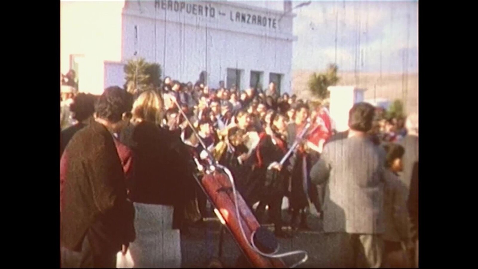 Llegada a Lanzarote del equipo del concurso Cesta y Puntos (1967) en VIDEOS 