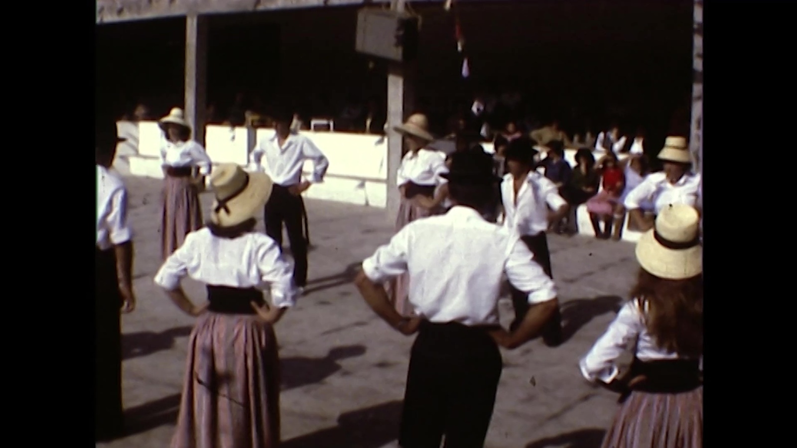 Escena folclórica en el colegio de Haría (c. 1979) en VIDEOS 