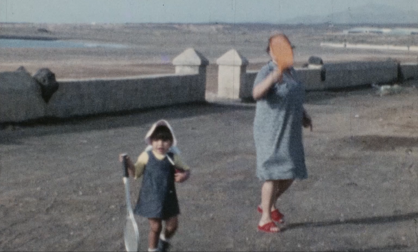 Jugando a las palas en Playa Honda (c. 1978) en VIDEOS 