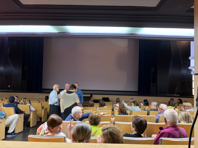 El Teatro Guiniguada acoge con entusiasmo la proyección del documental “Javier Reyes: la mirada artesana”